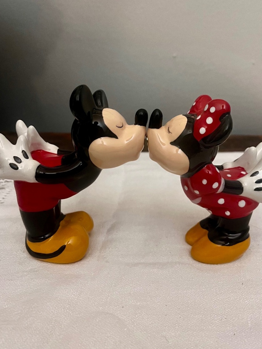Disney Mickey & Minnie Mouse Kissing Salt Pepper Shakers Magnetic Ceramic Set